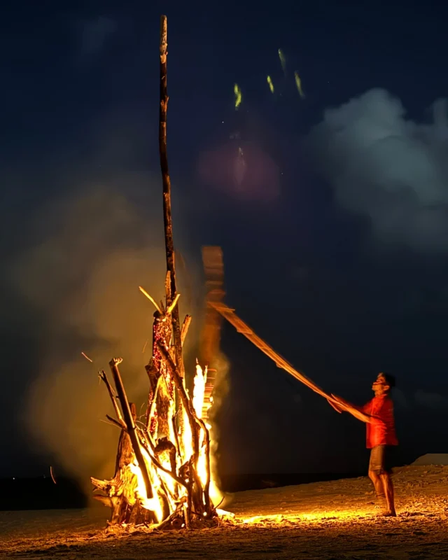 Sun’s down, and it’s Escobar’s time to light up the bonfire. The perfect way to end a day of exploring, swapping stories by the sea. Join Tiger Blue for an adventure of a lifetime!

Head to our bio for more info & bookings 

📍 Tiger Blue Voyage Indonesia
#DiveIndonesia #DiveAdventure #VoyageIndonesia #TigerBlueIndonesia #Phinisi #LiveAboard #Luxury #DreamHoliday #AppreciationPost #Indonesia #Luxury #ExploreIndonesia